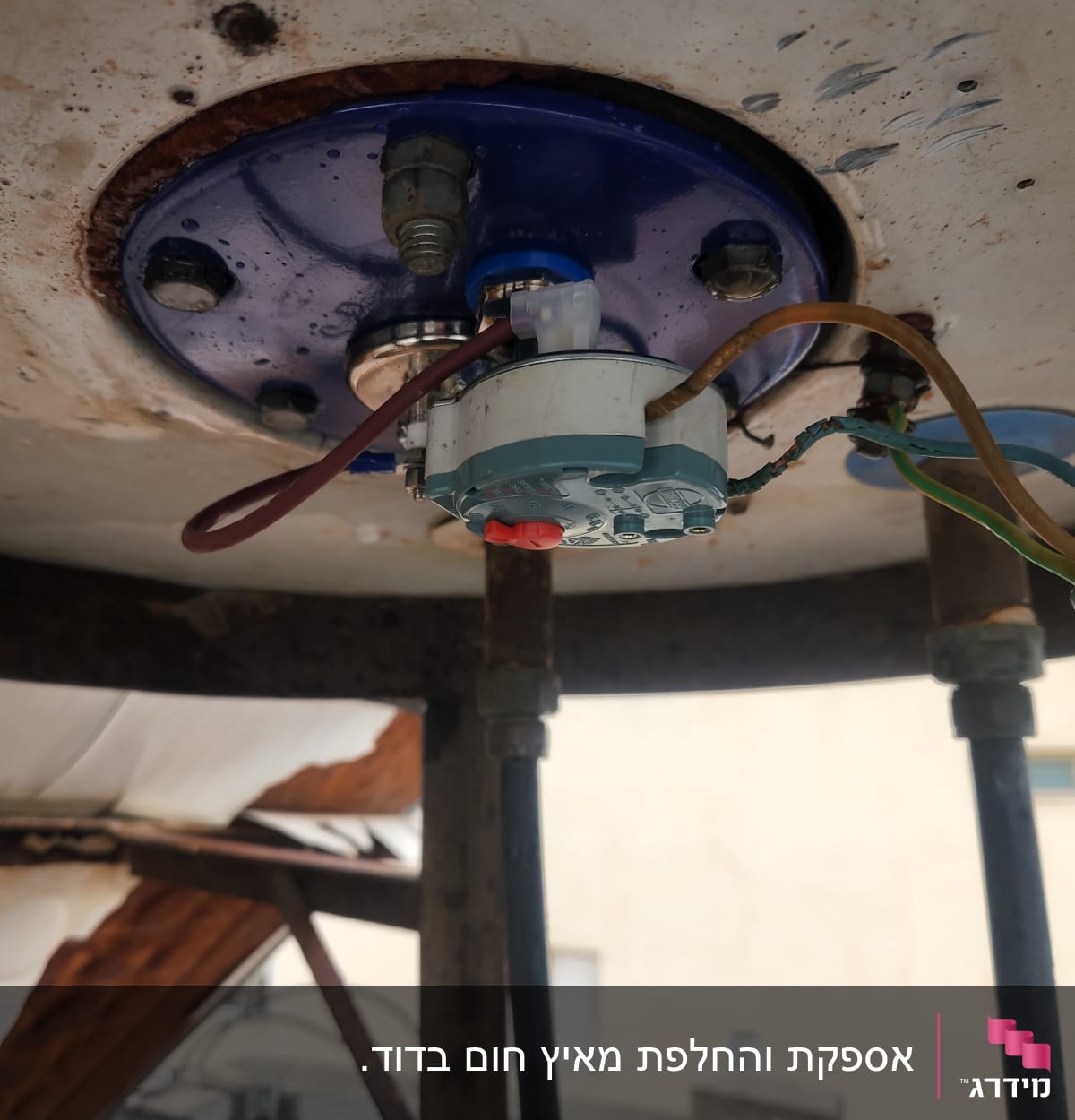 חלק תחתון של דוד שמש עם חיבורים וצינורות חשמל